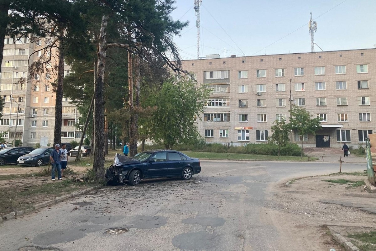 Volvo врезался в дерево в Пролетарском районе Твери