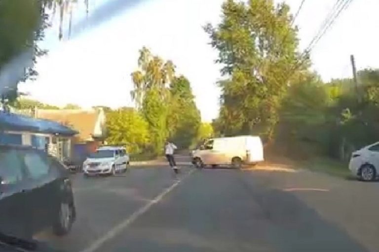 В Твери едва не сбили парня на электросамокате, ехавшего по дороге (видео)