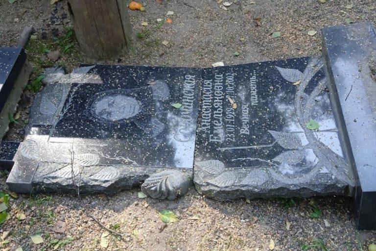 Неизвестные разгромили кладбище в Тверской области