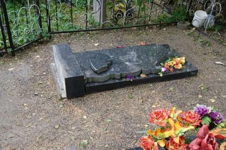 Неизвестные разгромили кладбище в Тверской области