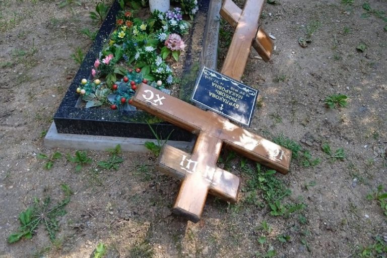 Подросткам, устроившим погром на кладбище в Тверской области, ничего не грозит