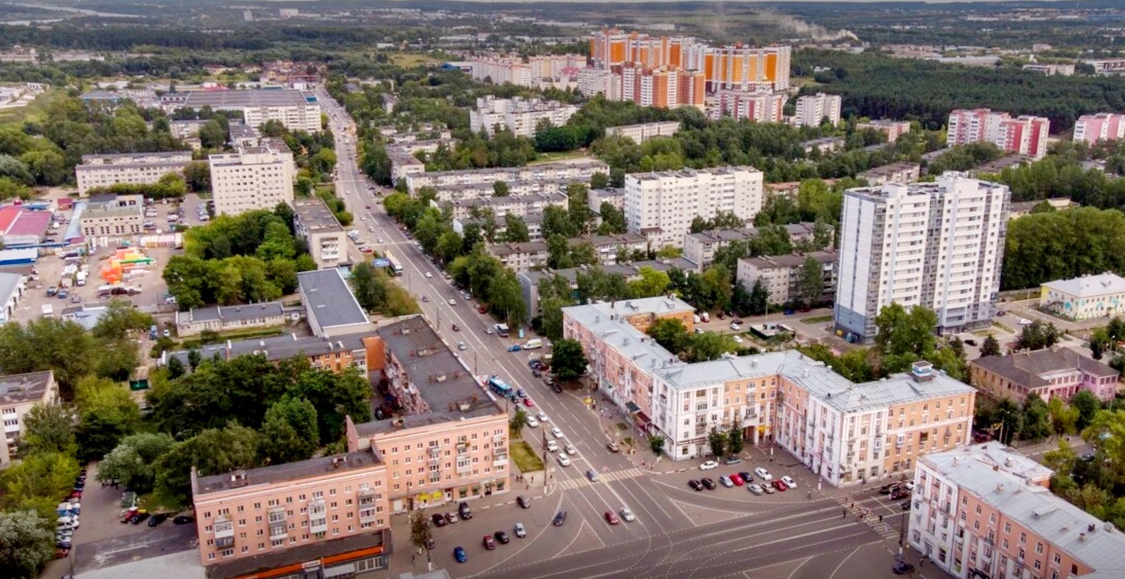 Торжественное собрание, выставка техники и ВИА Самоцветы к Дню строителя в Твери