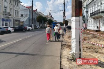 В Твери продолжается ремонт тротуаров