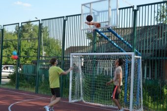Новая спортивная площадка в Тверской области не выдержала первый же удар мяча