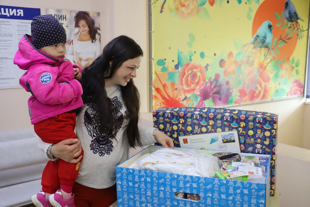 С начала года в Тверской области вручено почти 7,5 тысяч подарков для новорожденных