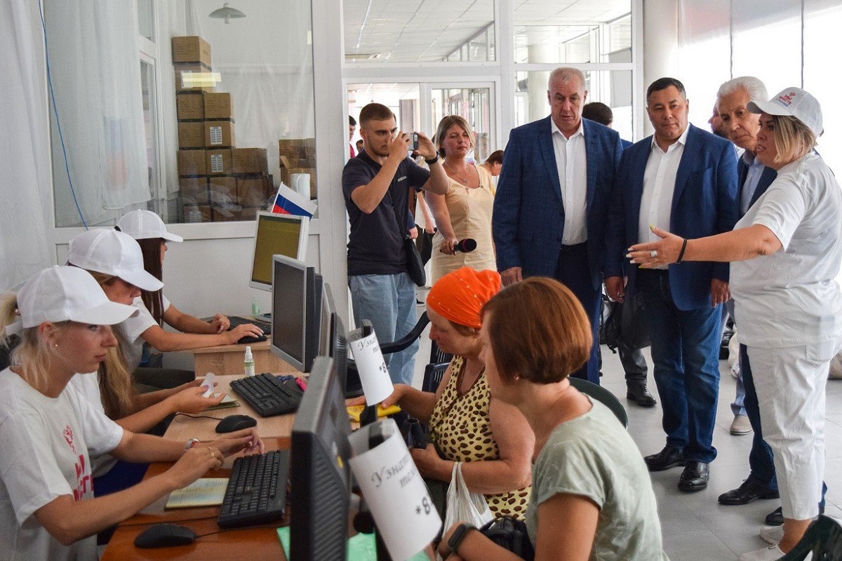Губернатор Игорь Руденя передал гуманитарную помощь жителям Бердянска