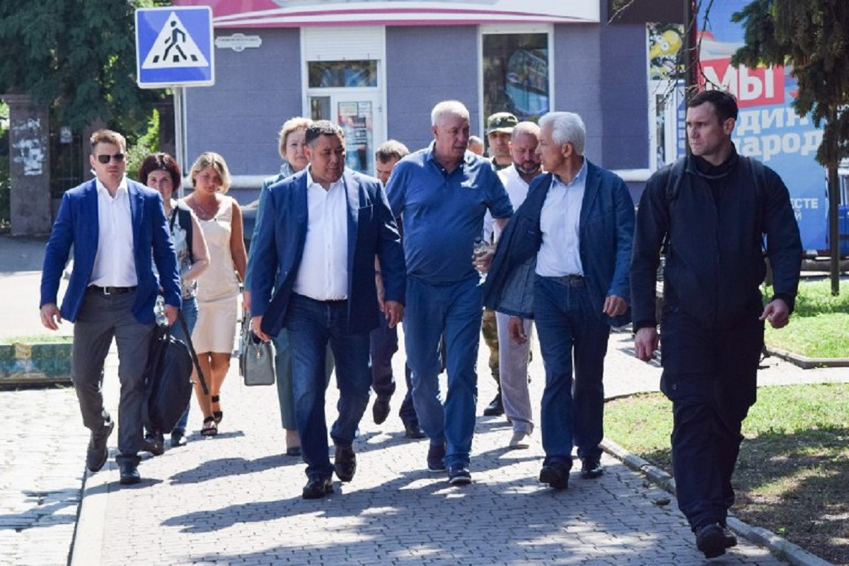 Игорь Руденя и Владимир Васильев посетили в Бердянске объекты социальной сферы и пообщались с местными жителями