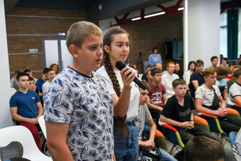 Губернатор Игорь Руденя и депутат Госдумы РФ Владимир Васильев пообщались со школьниками Донбасса