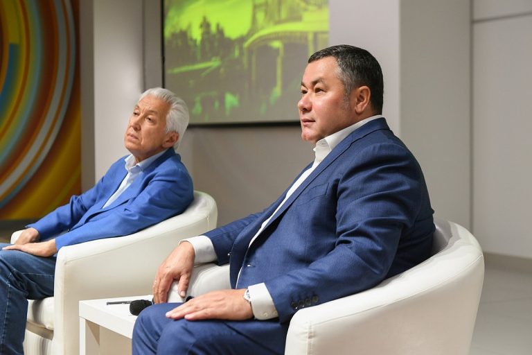Губернатор Игорь Руденя и депутат Госдумы РФ Владимир Васильев пообщались со школьниками Донбасса
