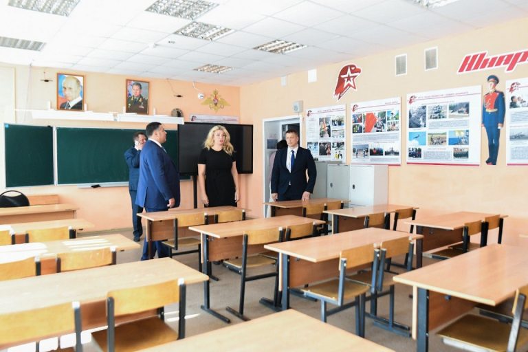 Игорь Руденя поручил отремонтировать школу, которой присвоят имя Героя России Василия Клещенко