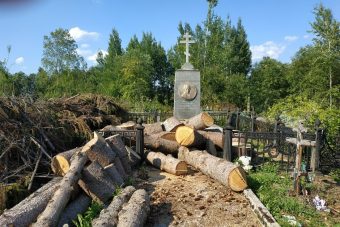 В Тверской области завалили бревнами могилу художника Венецианова В Тверской области завалили бревнами могилу художника Венецианова