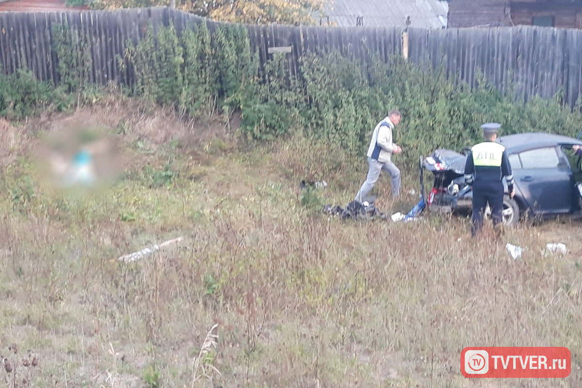 Под Тверь водителя выбросило из перевернувшегося авто, мужчина погиб