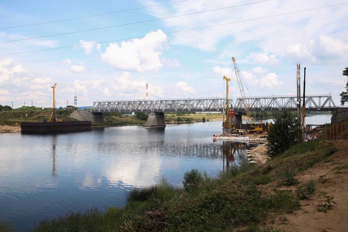 Продолжаются работы на площадке строительства Западного моста в Твери