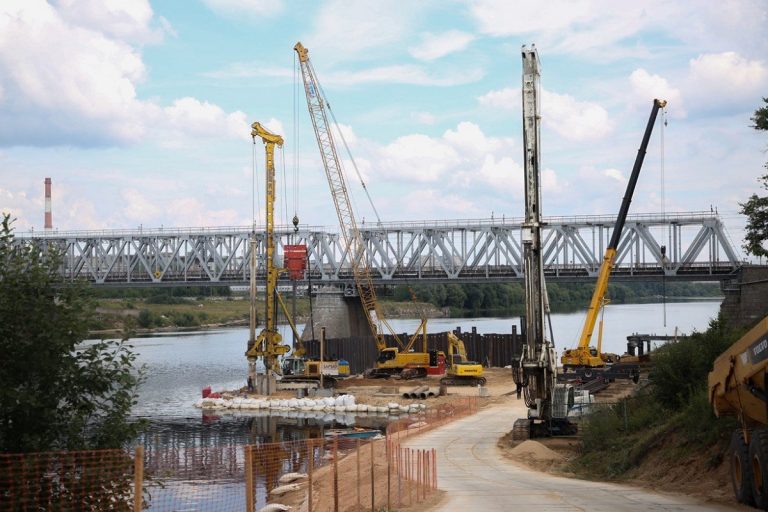 Продолжаются работы на площадке строительства Западного моста в Твери