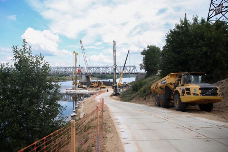 Продолжаются работы на площадке строительства Западного моста в Твери