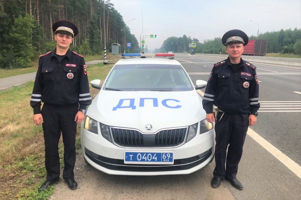 Тверские гаишники помогли спасти 6-летнюю девочку, нуждавшуюся в неотложной помощи