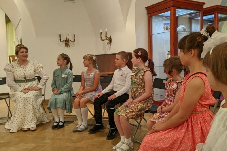 В Тверской областной картинной галерее детей знакомят с правилами дворцового этикета