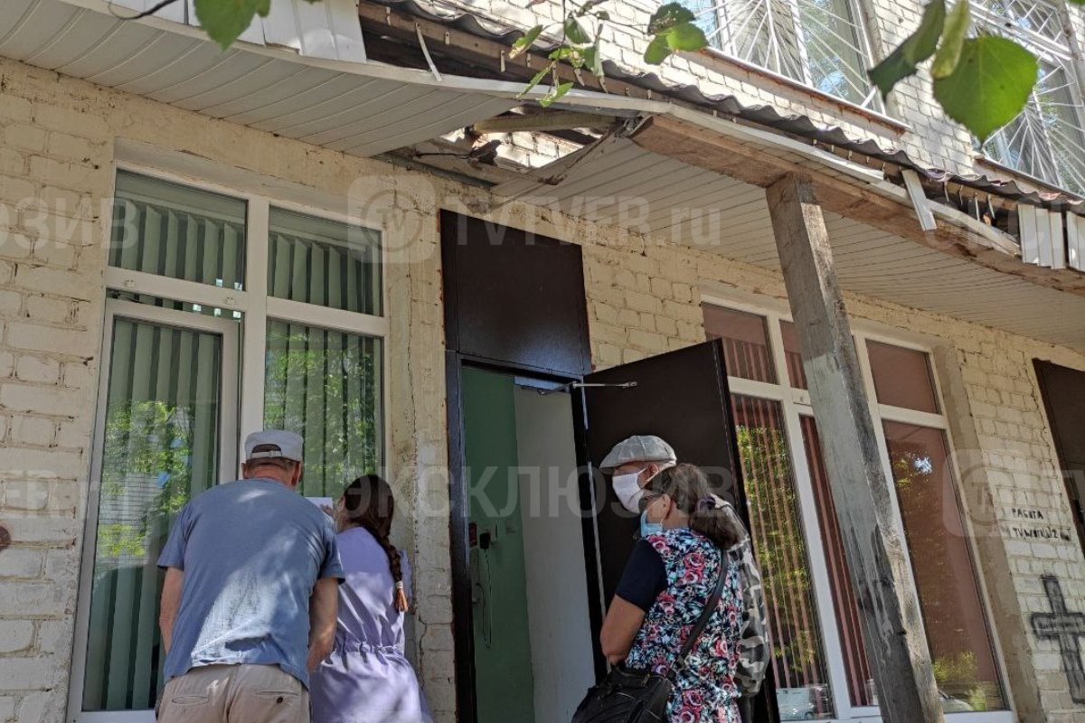 В Тверской области аварийный козырек над входом в поликлинику угрожает жизням пациентов
