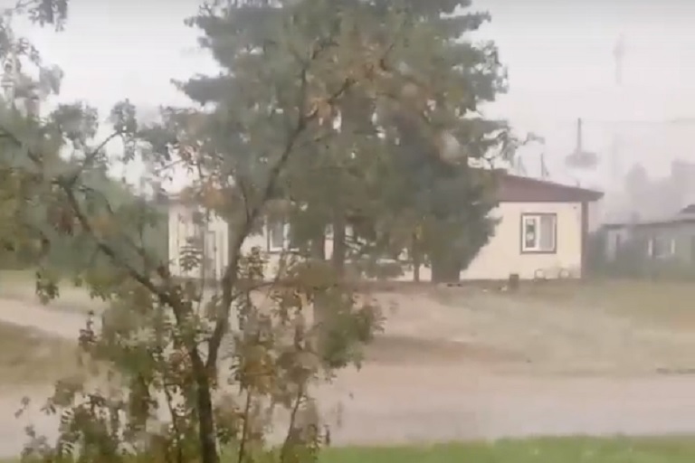 Запад Тверской области уже пережил грозу, ливень, град и погрузился в осень