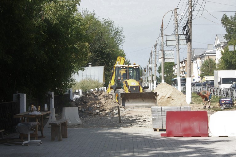 В Твери продолжается ремонт тротуаров и придомовых территорий