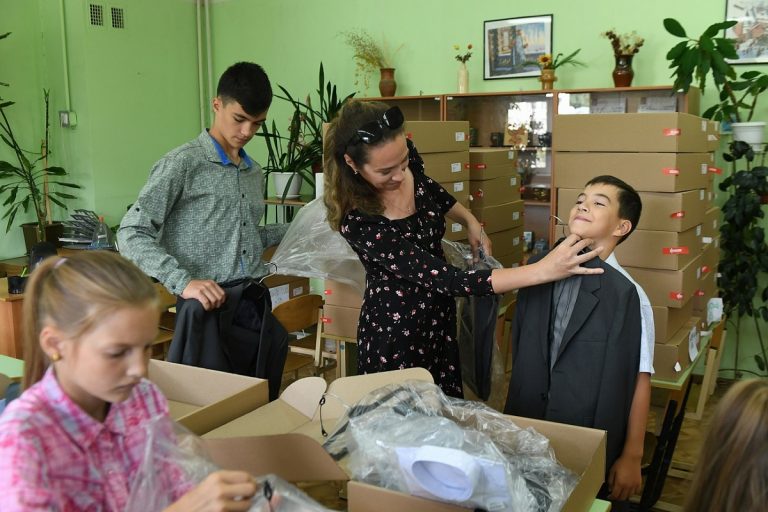 В Тверской области выдают форму для школьников из многодетных семей