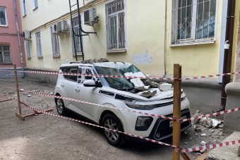 Разрушающийся дом уничтожил иномарку в Твери