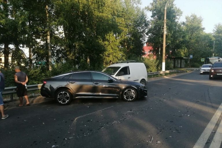 На Московском шоссе в Твери столкнулись три автомобиля