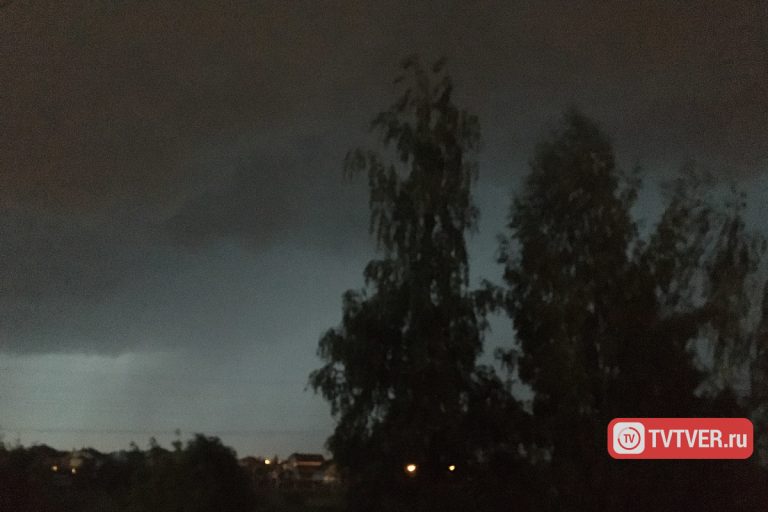 Запад Тверской области уже пережил грозу, ливень, град и погрузился в осень