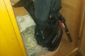 Двое парней сняли мотор с пришвартованной лодки в Тверской области Двое парней сняли мотор с пришвартованной лодки в Тверской области