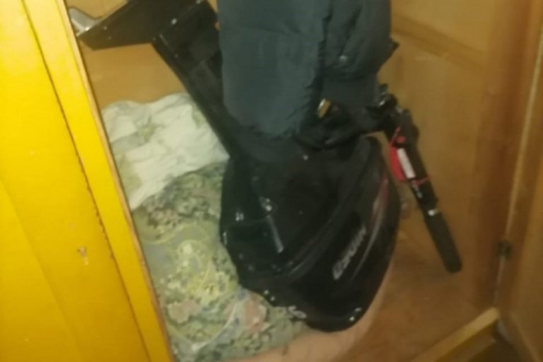 Двое парней сняли мотор с пришвартованной лодки в Тверской области