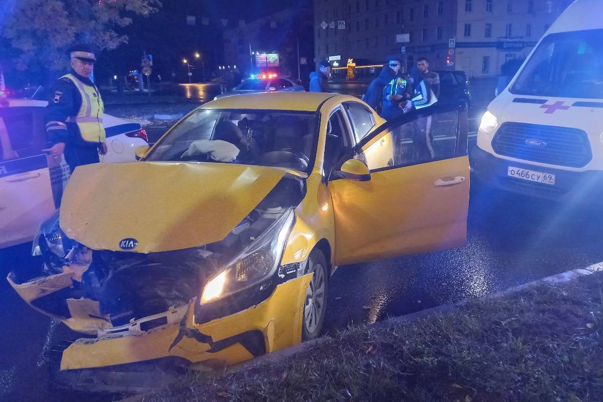 Момент аварии на Петербургском шоссе в Твери попал на видео