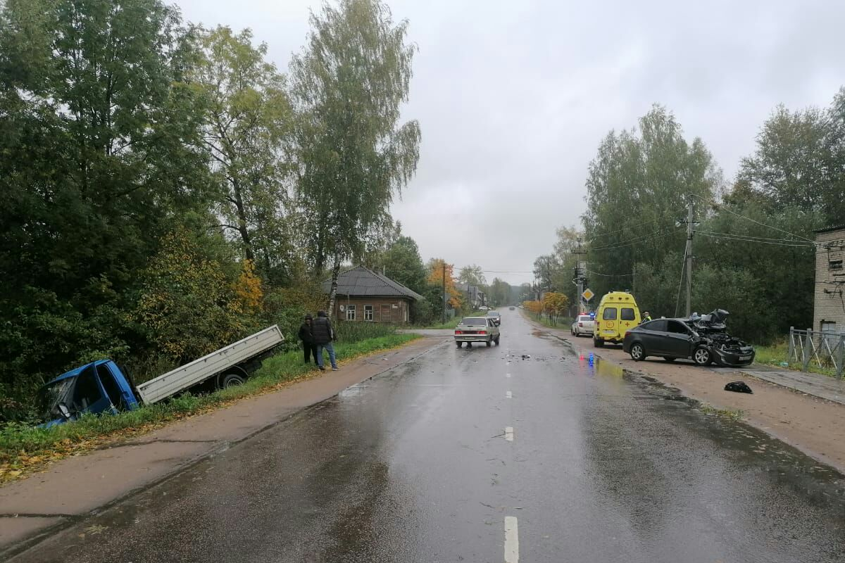 Два человека повредили веки в аварии в Тверской области