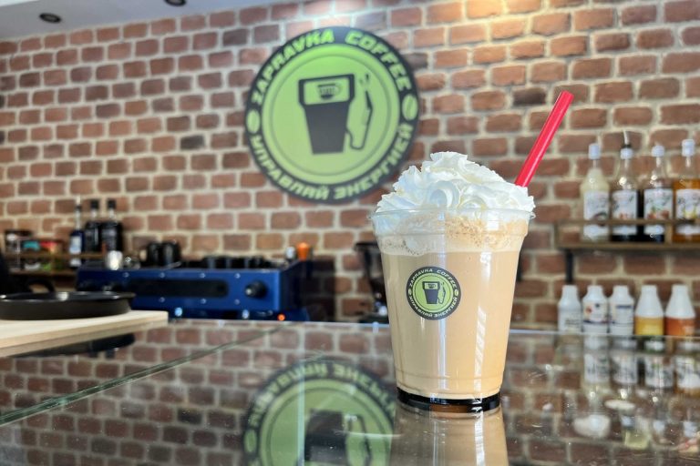 В центре Твери открылась кофейня ZAPRAVKA COFFEE с качественным кофе и авторскими десертами В центре Твери открылась кофейня ZAPRAVKA COFFEE с качественным кофе и авторскими десертами