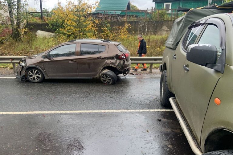 Четыре автомобиля столкнулись на М-9 в Тверской области
