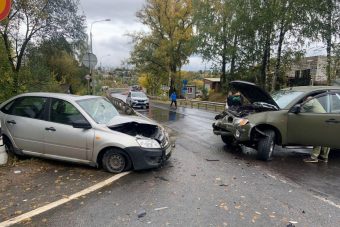 Четыре автомобиля столкнулись на М-9 в Тверской области