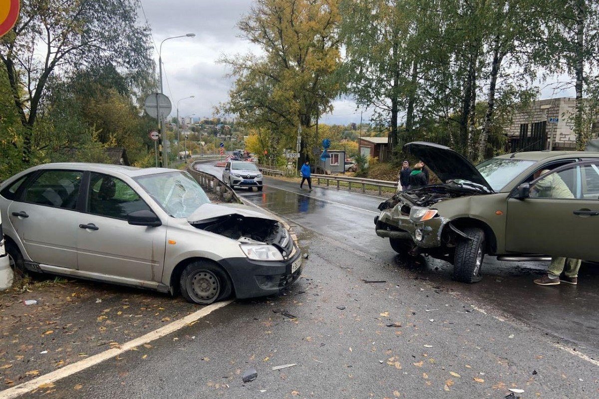Четыре автомобиля столкнулись на М-9 в Тверской области