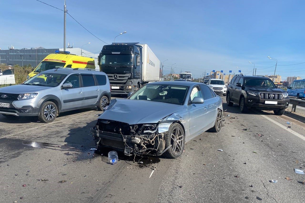 Audi и Chevrolet столкнулись на Октябрьском проспекте в Твери