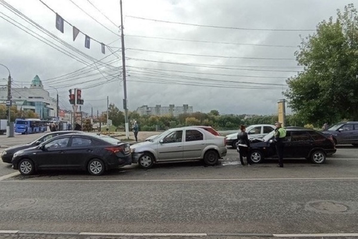 Несколько автомобилей столкнулись в центре Твери