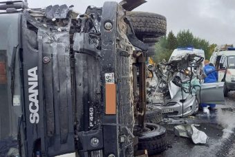 Двое погибли при столкновении фуры и легковушки в Тверской области