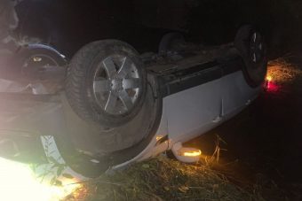 Иномарка врезалась в мостовое ограждение и опрокинулась в реку в Тверской области