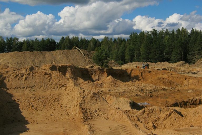 На сельхозугодьях в Тверской области велась незаконная добыча песка
