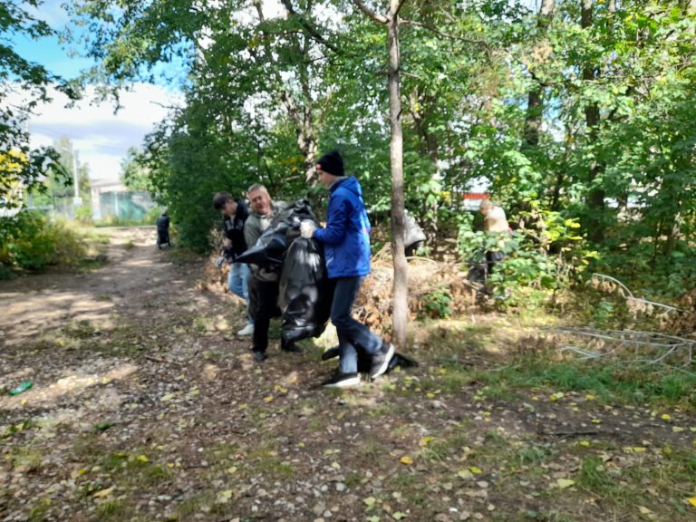 В Твери прошел субботник на территории поликлиники №1 городской больницы №6