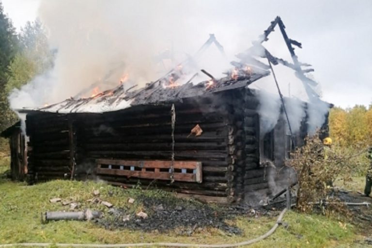 Пожилая женщина погибла при пожаре в Тверской области
