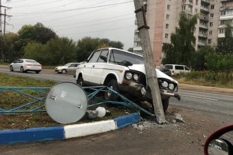 Легковушка снесла опору освещения в Твери