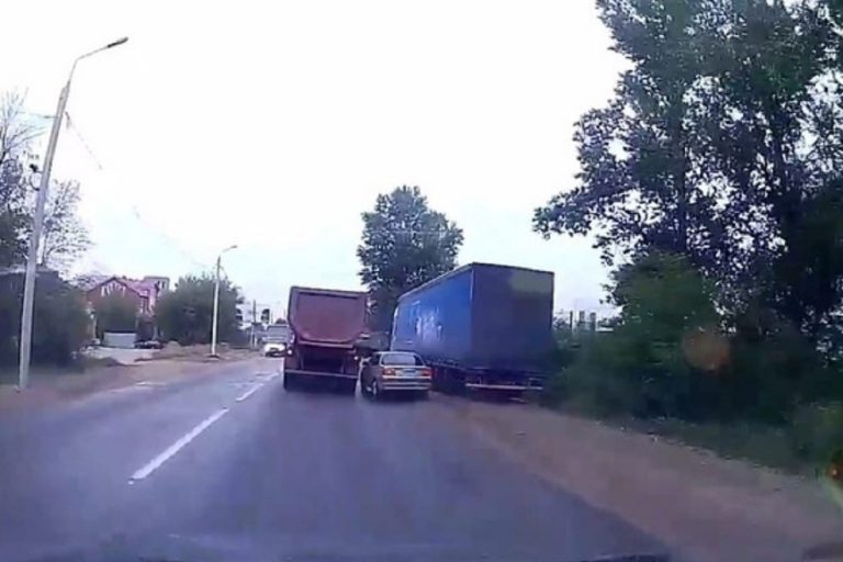 Лихач на иномарке чудом проскочил между грузовиками в Твери (видео)