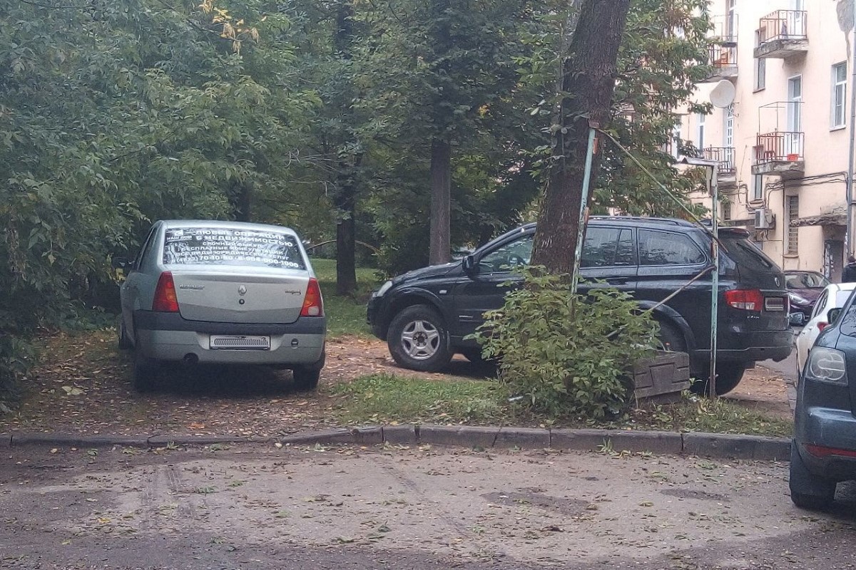 В Твери штрафуют за парковку на газонах