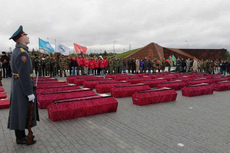 Никто не забыт: у мемориала Советскому солдату под Ржевом захоронили останки сотен героев