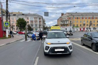 41-летняя женщина на самокате угодила под колеса автомобиля в Твери с водителем-женщиной
