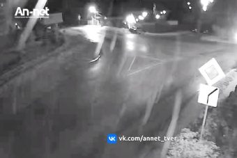 Неуправляемый автомобиль снес столб в Тверской области (видео)