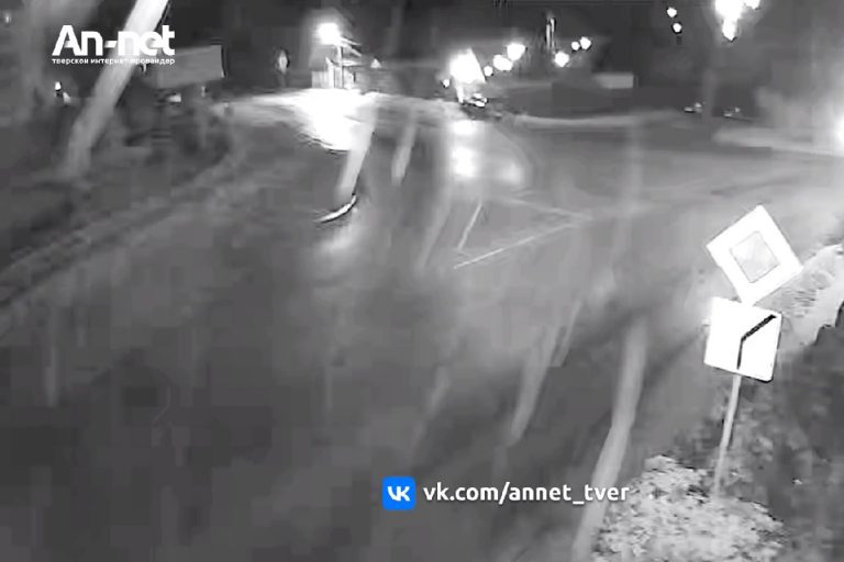 Неуправляемый автомобиль снес столб в Тверской области (видео)